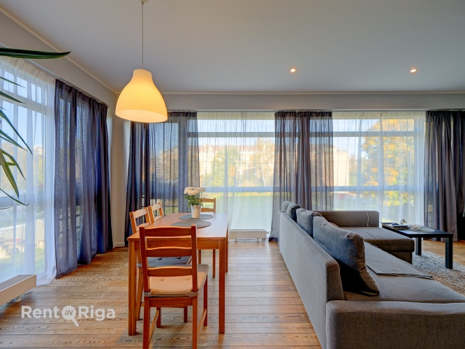 Iegādei tiek piedāvāts ļoti gaišs un plašs dzīvoklis.  Dzīvoklis sastāv no: viesistabas ar Rīga - foto 1