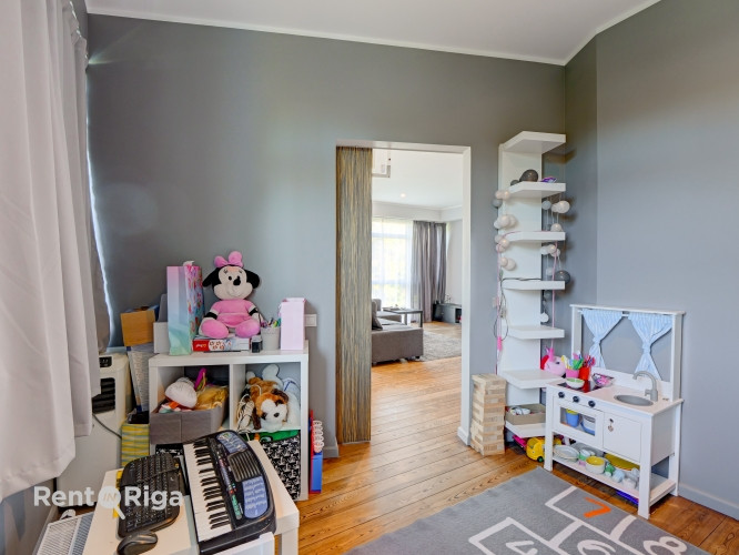 Iegādei tiek piedāvāts ļoti gaišs un plašs dzīvoklis.  Dzīvoklis sastāv no: viesistabas ar Rīga - foto 8