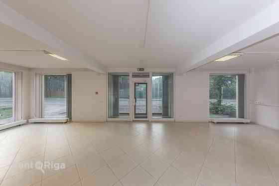 Plaša pielietojuma telpas Čiekurkalnā.   Piedāvājam nomai gaišas un plašas telpas ēkas pirmajā stāvā Рига