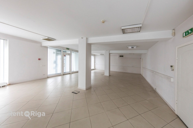 Plaša pielietojuma telpas Čiekurkalnā.   Piedāvājam nomai gaišas un plašas telpas ēkas pirmajā stāvā Рига - изображение 1