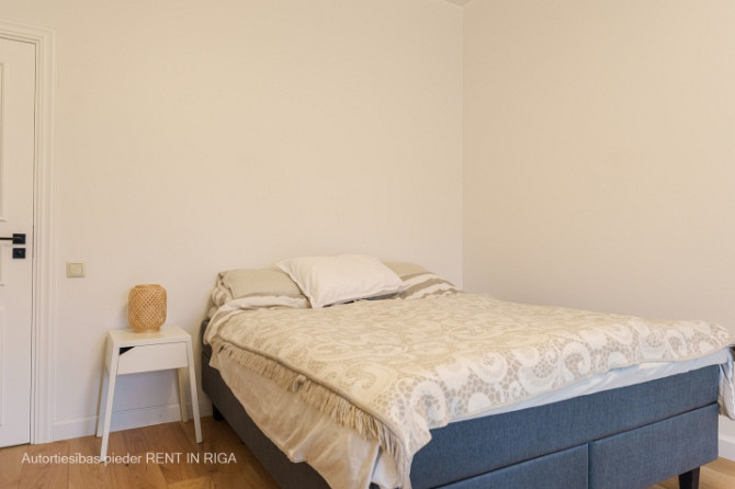 Tiek izīrēts jauns, moderns 4 -istabu dzīvoklis renovētā jūgendstila ēkā Brīvības ielā Rīga - foto 9