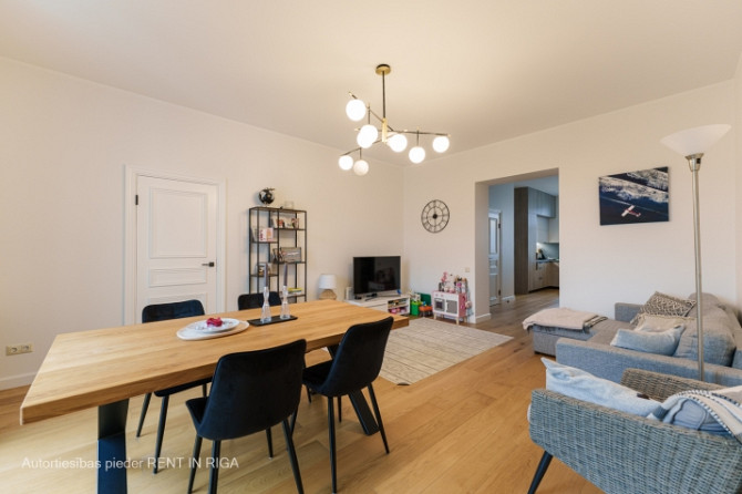 Tiek izīrēts jauns, moderns 4 -istabu dzīvoklis renovētā jūgendstila ēkā Brīvības ielā Rīga - foto 4