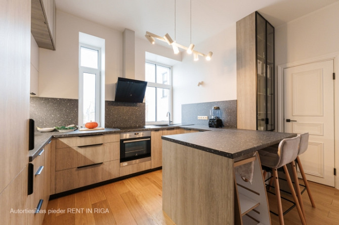 Tiek izīrēts jauns, moderns 4 -istabu dzīvoklis renovētā jūgendstila ēkā Brīvības ielā Rīga - foto 6