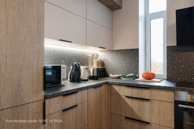 Tiek izīrēts jauns, moderns 4 -istabu dzīvoklis renovētā jūgendstila ēkā Brīvības ielā Rīga - foto 7