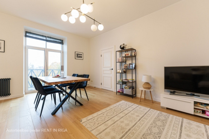 Tiek izīrēts jauns, moderns 4 -istabu dzīvoklis renovētā jūgendstila ēkā Brīvības ielā Rīga - foto 2