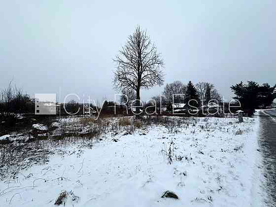 Территория обнесена забором, разрешено строить двухэтажное здание, разрешено Rīga