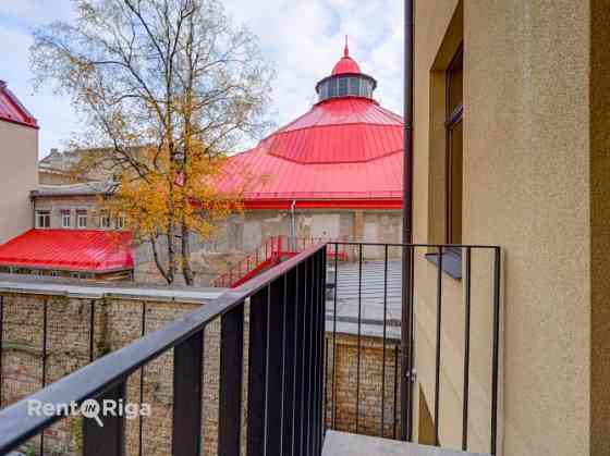 Элегантные апартаменты с балконом, выходящим во двор!  В отреставрированном Рига