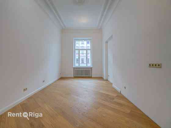 Квартира с элегантными высокими потолками!  В отреставрированном историческом Rīga