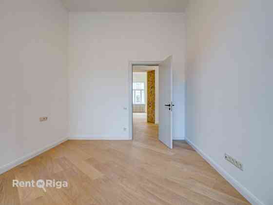 Квартира с элегантными высокими потолками!  В отреставрированном историческом Рига