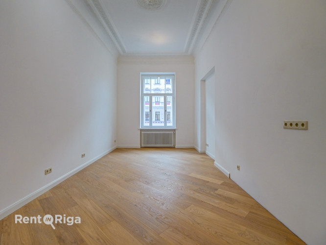 Квартира с элегантными высокими потолками!  В отреставрированном историческом Рига - изображение 1