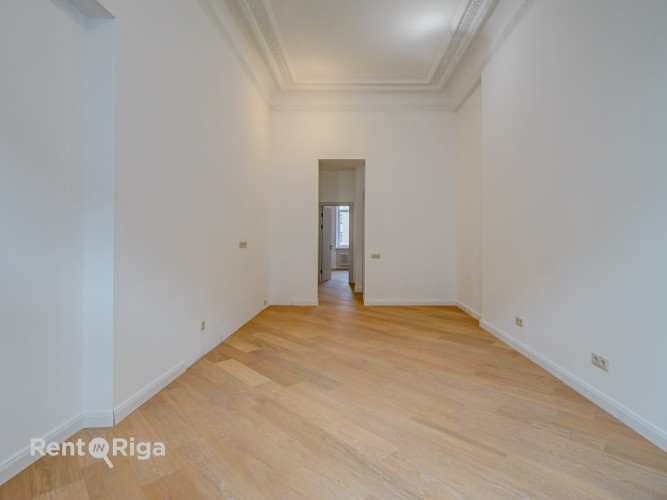 Квартира с элегантными высокими потолками!  В отреставрированном историческом Рига - изображение 2