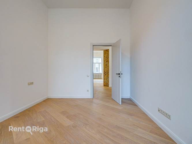 Квартира с элегантными высокими потолками!  В отреставрированном историческом Рига - изображение 5