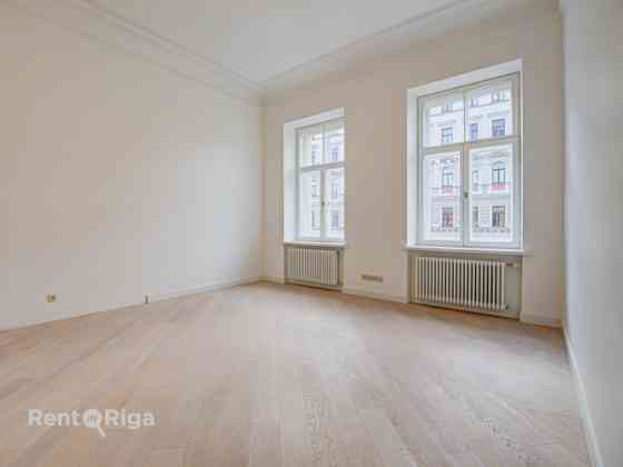 Квартира с элегантными историческими потолками и камином!  В отреставрированном Рига