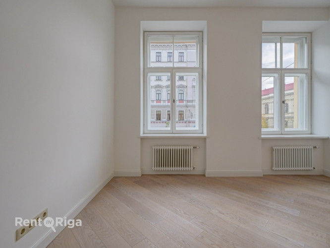 Квартира с элегантными историческими потолками и камином!  В отреставрированном Рига - изображение 4