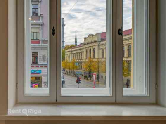 Квартира с элегантными историческими потолками и камином!  В отреставрированном Рига