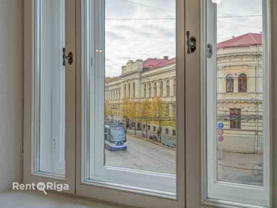 Квартира с элегантными историческими потолками и камином!  В отреставрированном Рига