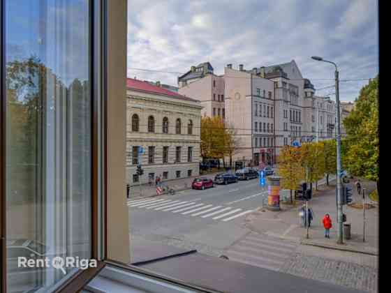Квартира с элегантными историческими потолками и камином!  В отреставрированном Рига