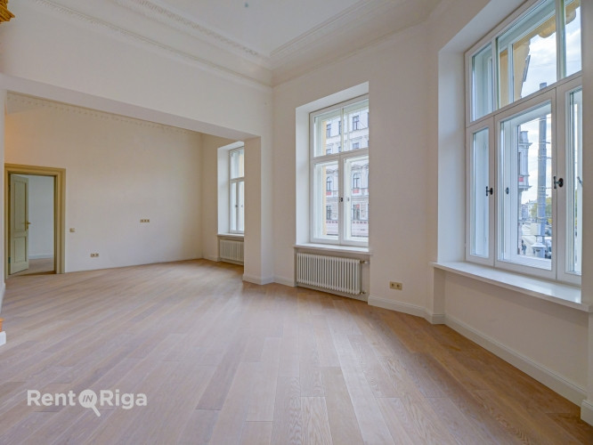 Квартира с элегантными историческими потолками и камином!  В отреставрированном Рига - изображение 7