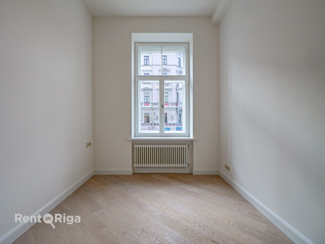 Квартира с элегантными историческими потолками и камином!  В отреставрированном Рига - изображение 8