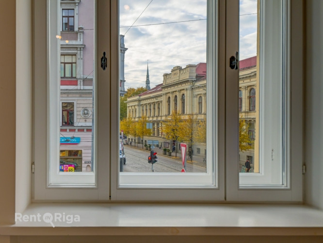 Квартира с элегантными историческими потолками и камином!  В отреставрированном Рига - изображение 3