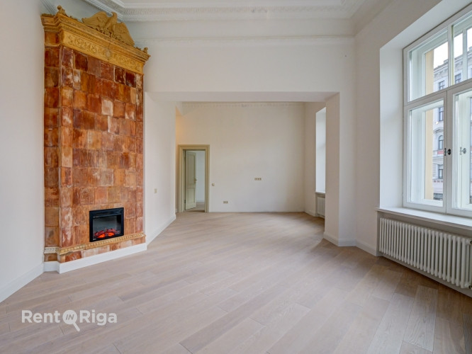 Квартира с элегантными историческими потолками и камином!  В отреставрированном Рига - изображение 6