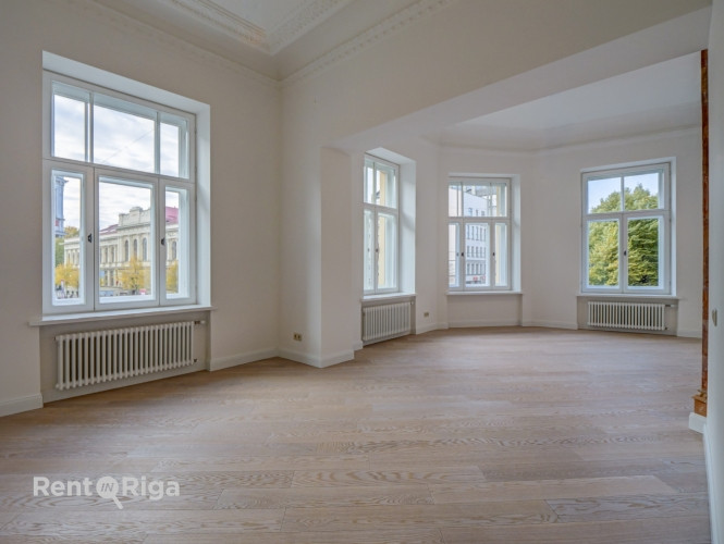 Квартира с элегантными историческими потолками и камином!  В отреставрированном Рига - изображение 1