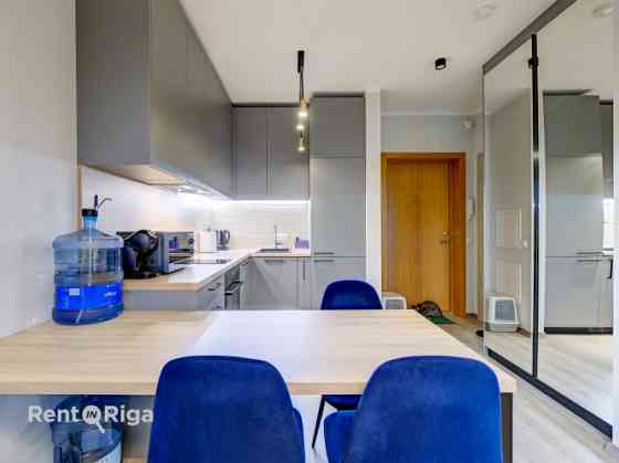 For sale  a bright and cozy two-room apartment with a parking space in the new development Krasta kv Рига