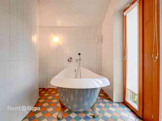 Klusums un miers, bet pilsētas enerģija aiz loga.  Kamīns, telpu plašums un terase Ķīpsalas klusumā. Rīga