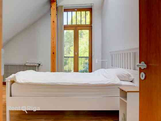 Klusums un miers, bet pilsētas enerģija aiz loga.  Kamīns, telpu plašums un terase Ķīpsalas klusumā. Rīga