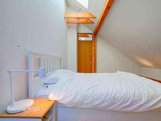 Klusums un miers, bet pilsētas enerģija aiz loga.  Kamīns, telpu plašums un terase Ķīpsalas klusumā. Rīga