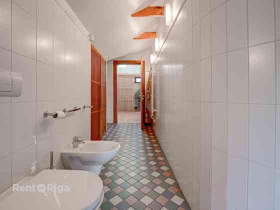 Klusums un miers, bet pilsētas enerģija aiz loga.  Kamīns, telpu plašums un terase Ķīpsalas klusumā. Rīga