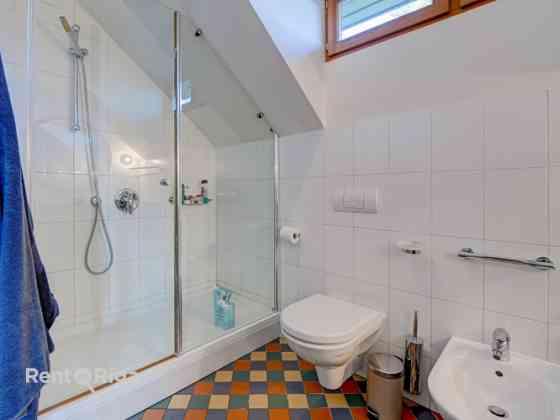 Klusums un miers, bet pilsētas enerģija aiz loga.  Kamīns, telpu plašums un terase Ķīpsalas klusumā. Rīga