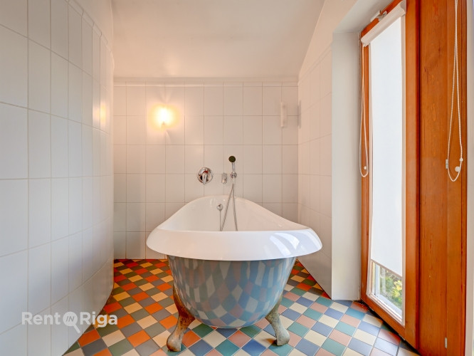 Klusums un miers, bet pilsētas enerģija aiz loga.  Ilgtermiņa īrei tiek piedāvāts 3 Rīga - foto 5