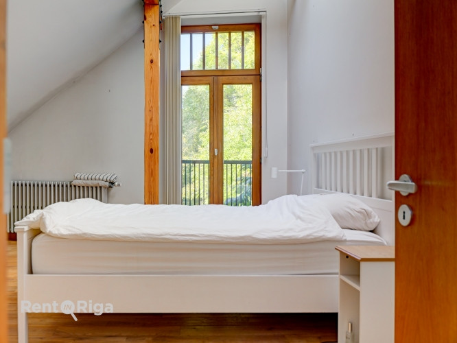 Klusums un miers, bet pilsētas enerģija aiz loga.  Ilgtermiņa īrei tiek piedāvāts 3 Rīga - foto 6