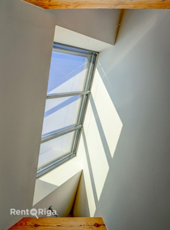Klusums un miers, bet pilsētas enerģija aiz loga.  Ilgtermiņa īrei tiek piedāvāts 3 Rīga - foto 8