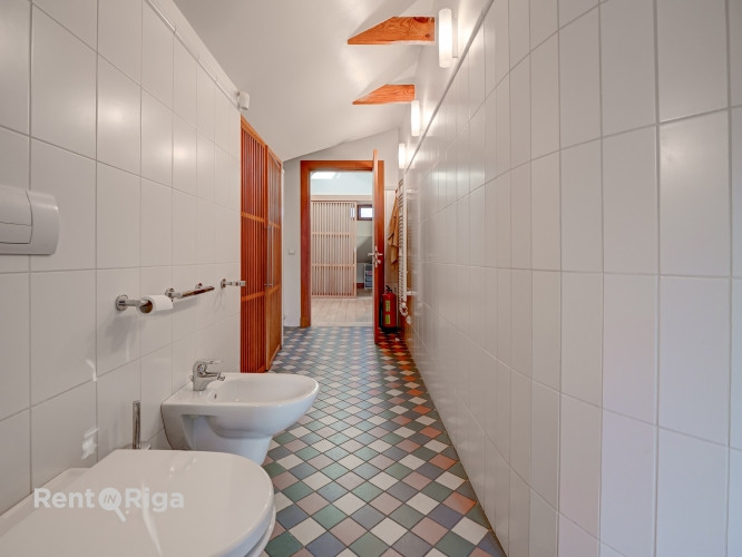 Klusums un miers, bet pilsētas enerģija aiz loga.  Ilgtermiņa īrei tiek piedāvāts 3 Rīga - foto 3