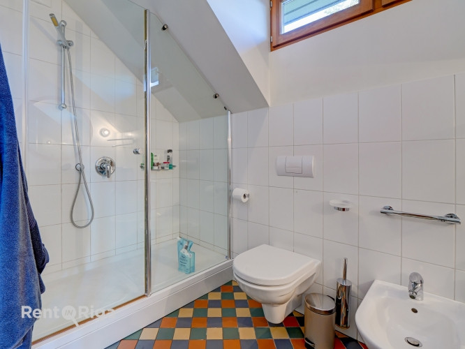 Klusums un miers, bet pilsētas enerģija aiz loga.  Ilgtermiņa īrei tiek piedāvāts 3 Rīga - foto 4