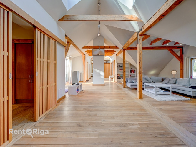 Klusums un miers, bet pilsētas enerģija aiz loga.  Ilgtermiņa īrei tiek piedāvāts 3 Rīga - foto 12