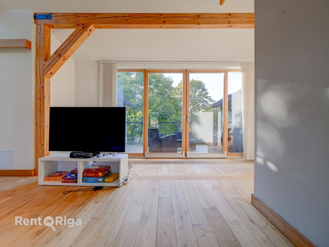Klusums un miers, bet pilsētas enerģija aiz loga.  Ilgtermiņa īrei tiek piedāvāts 3 Rīga - foto 14