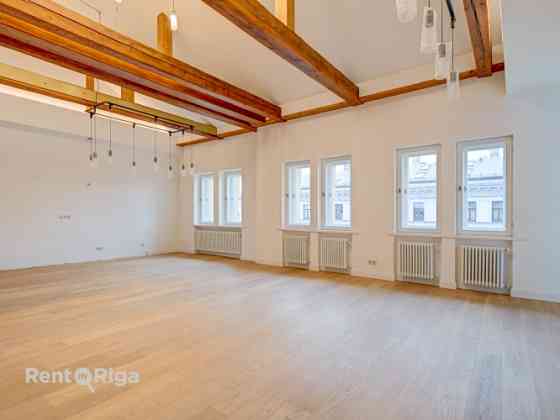 Эксклюзивная 4-комнатная мансардная квартира в центре Риги!  В Рига