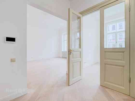 Квартира с элегантными историческими потолками и камином!  В отреставрированном Рига