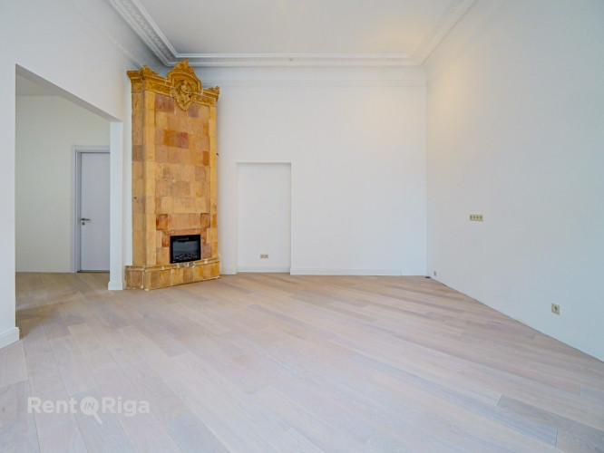 Квартира с элегантными историческими потолками и камином!  В отреставрированном Рига - изображение 2