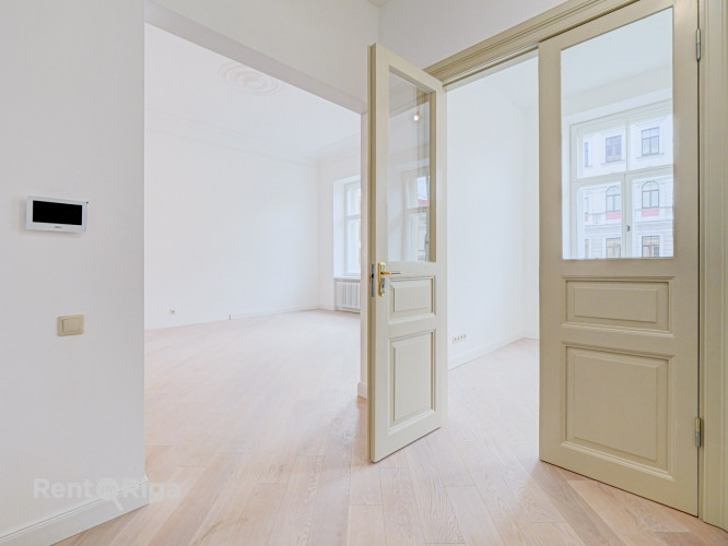 Квартира с элегантными историческими потолками и камином!  В отреставрированном Рига - изображение 3