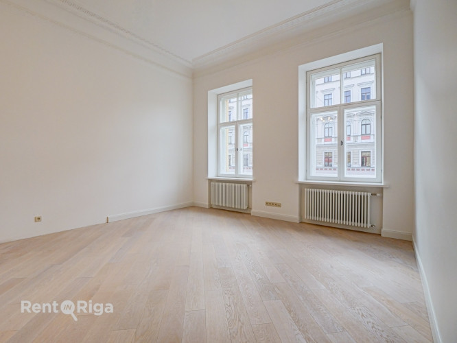 Квартира с элегантными историческими потолками и камином!  В отреставрированном Рига - изображение 1