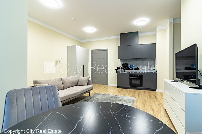 Fasādes māja, renovēta māja, labiekārtota apzaļumota teritorija, ir lifts, kāpņu telpa pēc Rīga - foto 19