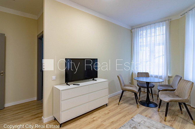 Fasādes māja, renovēta māja, labiekārtota apzaļumota teritorija, ir lifts, kāpņu telpa pēc Rīga - foto 18