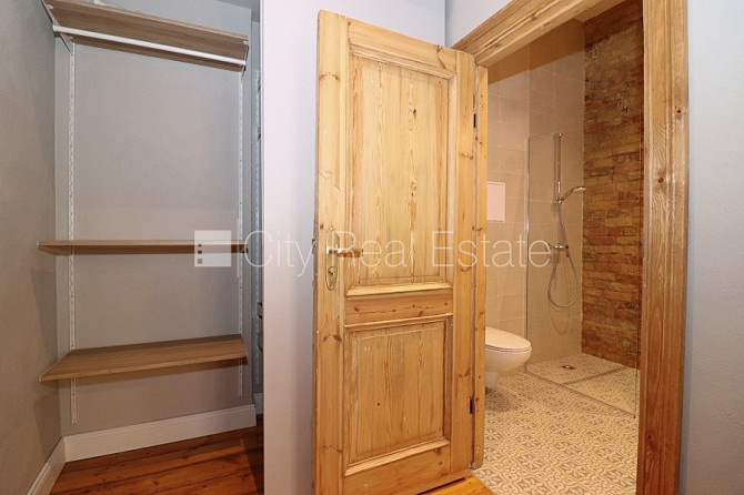 Fasādes māja, renovēta māja, ieeja no ielas, ir lifts, kāpņu telpa pēc kapitālā remonta, Rīga - foto 9