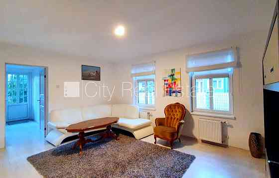 Реновированный дом, благоустроенный озеленённый двор, территория обнесена Юрмала