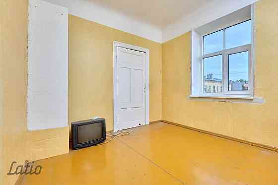 Pārdod 2-istabu dzīvokli Rīgas vēsturiskajā centrā, Ģertrūdes ielā . Dzīvoklis atrodas ēkas 5.stāvā, Rīga