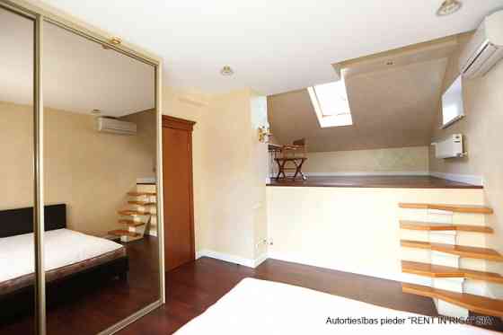 Tiek izīrēta sekciju rindu mājā  Rīgas visprestižākajā rajonā  Mežaparkā. Māja atrodas zaļā, klusā,  Rīga